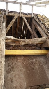 Eglise de Brenouille - Travaux de toiture - poutre cassé sous le poids